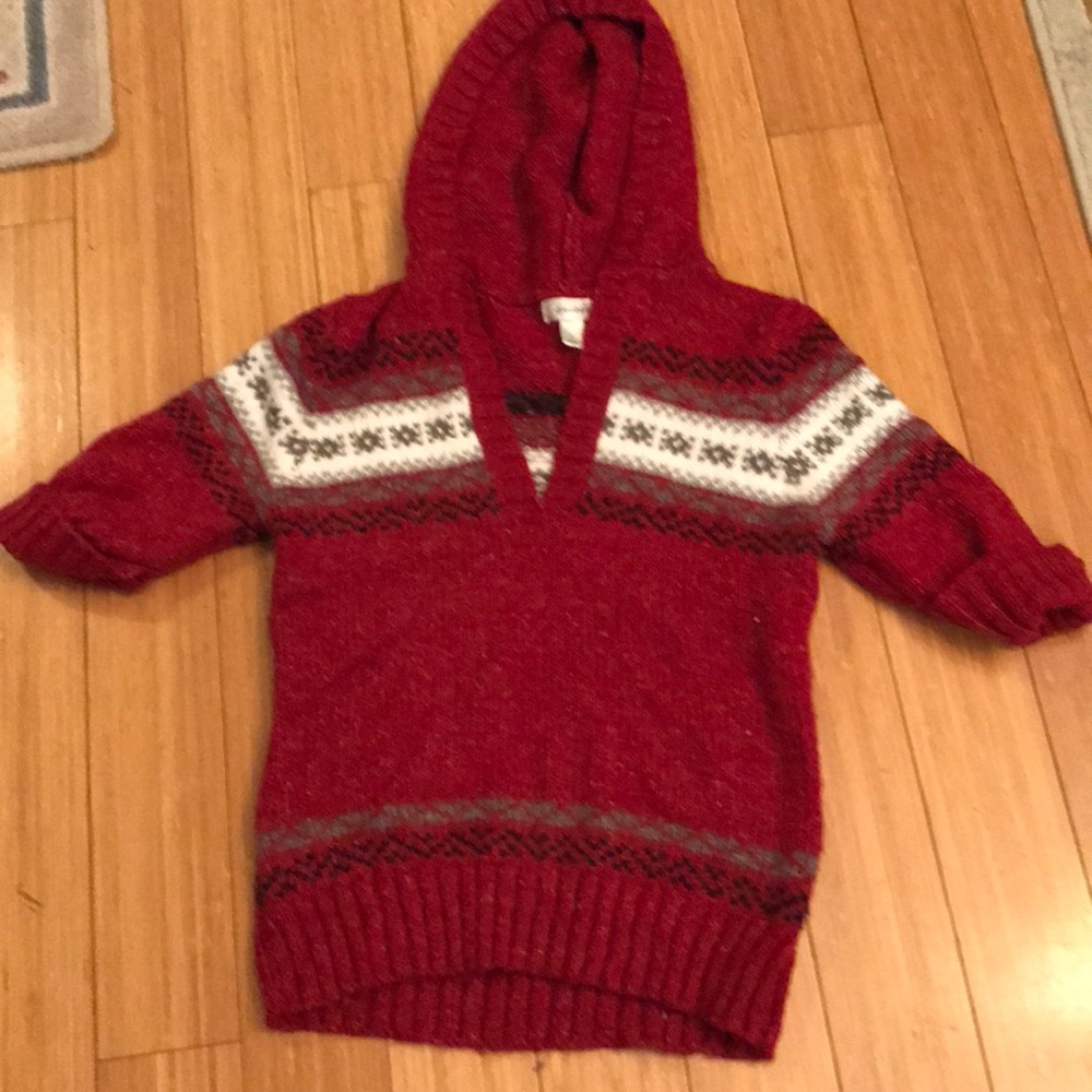 Short sleeved sweater with hood